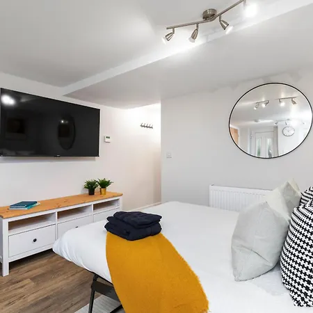 Cosy One Bed In Leeds Apartment *